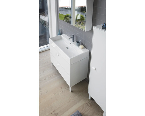 Lichte badkamer met wastafelonderkast, spiegelkast en zijkast