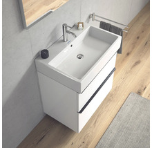 Moderne badkamer met wastafelonderkast, kraan en handdoekrek
