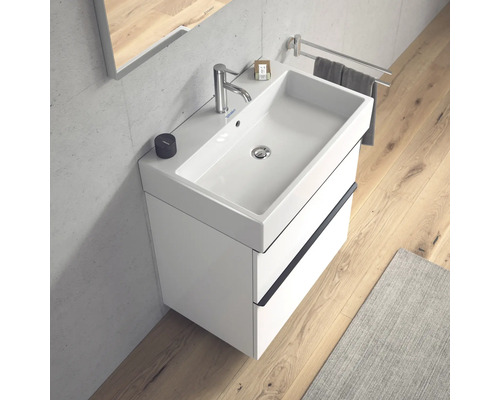 Moderne badkamer met wastafelonderkast, kraan en handdoekrek