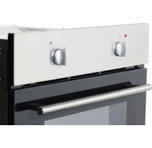 Gedetailleerde weergave van een inbouw oven met draaiknoppen voor temperatuur- en functiebediening.