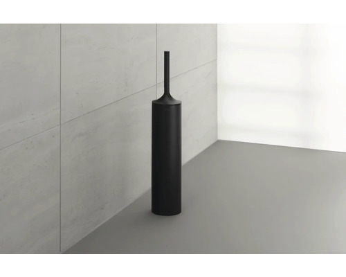 Zwart toiletgarnituur in de badkamer