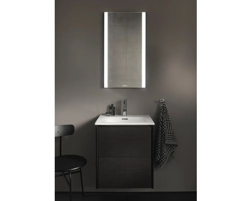 Badkamer met wastafelonderkast, opzetwastafel, kraan en verlichte spiegelkast