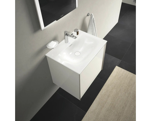 Moderne badkamer met wastafelonderkast, kraan, zeepbakje en handdoekhouder