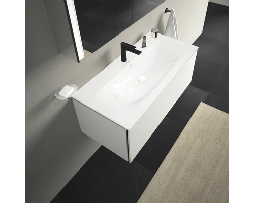 Moderne badkamer met witte wastafel, zwarte kraan en minimalistisch design