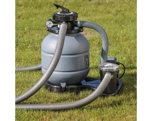 Zandfilterinstallatie voor zwembad op gazon