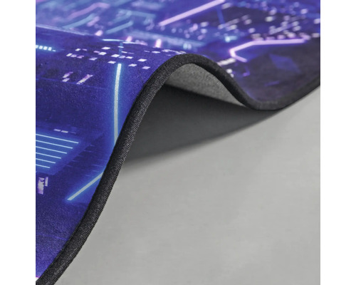 Close-up van een gaming muismat oppervlak met een futuristisch stadsontwerp