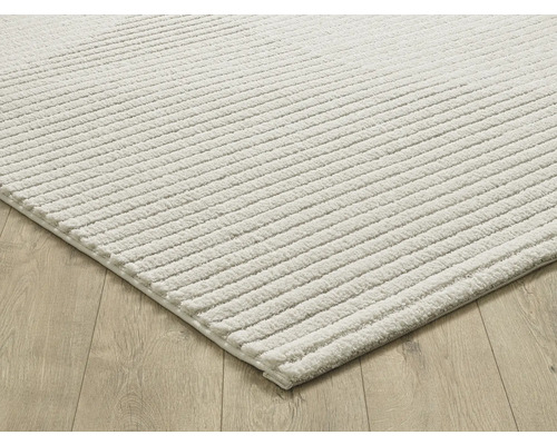 Gedetailleerd beeld van een gestreept tapijt op een houten vloer