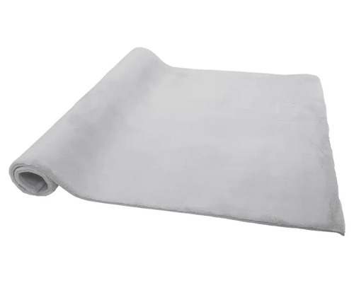 Grijs tapijt, gedeeltelijk opgerold