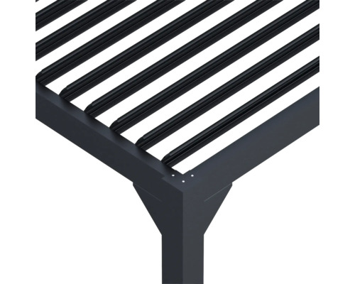 Detailopname van een pergola met lamellendak en staanders
