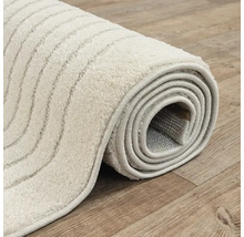 Opgerolde vloerkleed met patroon op houten vloer