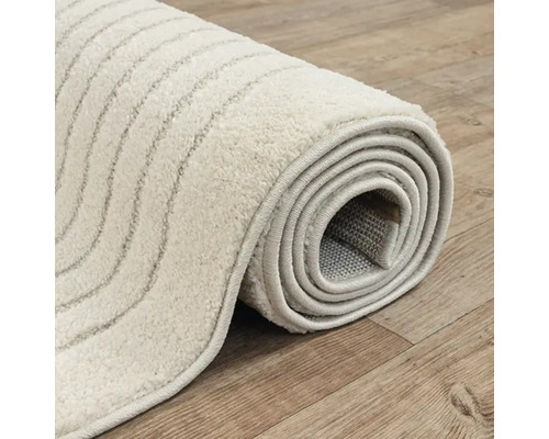 Opgerolde vloerkleed met patroon op houten vloer