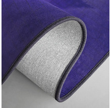 Detail van een paars tapijt met textielen achterkant