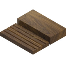 Twee houten blokken: Een massief blok en een blok met ribbels