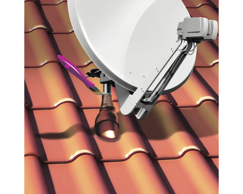 Satellietschotelinstallatie op een dak met antennemastmanchet