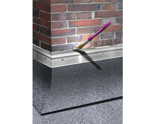 Detailaanzicht van een plint met uitzettingsvoeg en acrylafdichting, aangebracht met een penseel