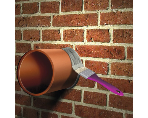 Afvalwaterpijp op een bakstenen muur met kwast