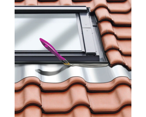 Installatie van een dakraam met een borstel om afdichtmiddel aan te brengen