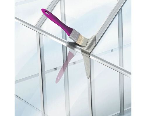 Verfkwast bij het schilderen van een raamkozijn