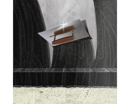 Gladde spaan voor het aanbrengen van pleister op een donker oppervlak