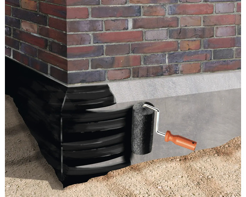 Detail van een huismuur met noppenfolie en verf met een verfroller.