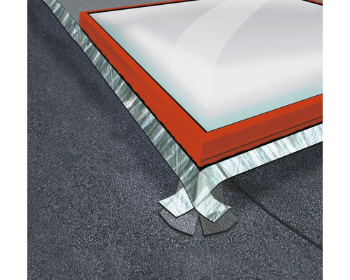 Detailweergave van een dakraam met afdichtband op een donker dak.