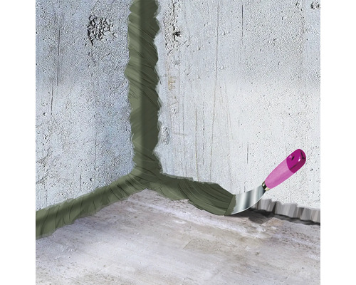 Muur scheuren repareren met plamuur en een plamuurmes