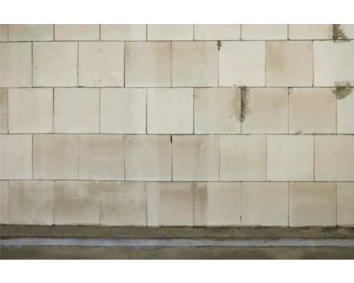 Muur van cellenbetonblokken