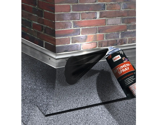 Bitumenspray voor afdichting op een bakstenen muur