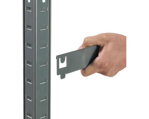 Detailopname van een metalen rek waarbij een legbordbalk wordt ingehaakt.