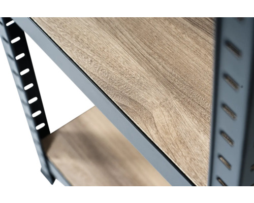 Detailopname van een stellingkast met houten planken en metalen frame