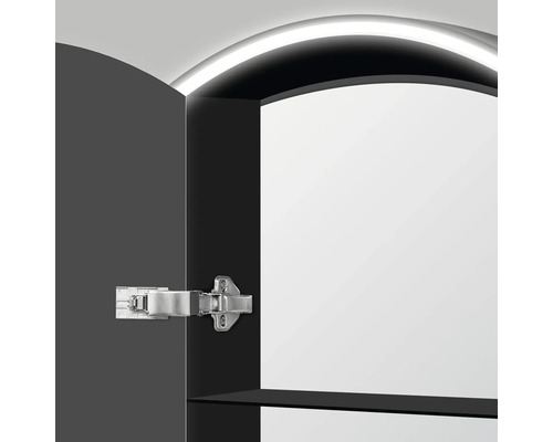 Detail van een geopende spiegelkast met verlichting en scharnier