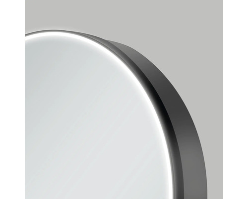 Detailopname van een ronde spiegel met verlichting