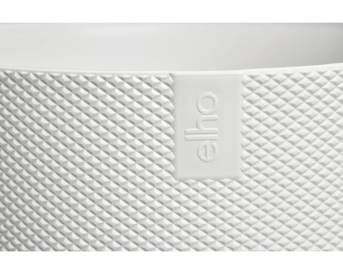 Detail van een bloempot met een driedimensionaal geometrisch patroon en het Elho logo.