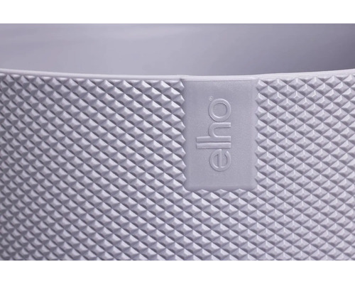 Close-up van een bloempot met Elho logo en ruitpatroon