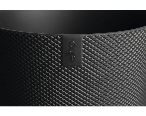 Detailopname van een bloempot met ruitpatroon en het Elho logo.