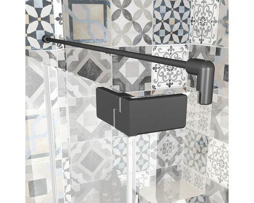 Detailopname van een douchecabine met stabilisatiestang naar de wand