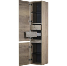 Hoge kast met twee deuren, twee laden en glazen planken