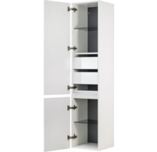 Witte hoge kast met open deuren, laden en glazen planken