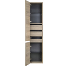 Open badkamerkast met planken en laden