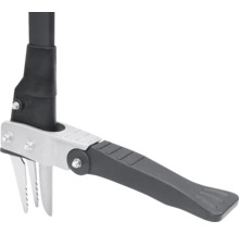 Close-up van een onkruidsteker met metalen schacht en kunststof handvat