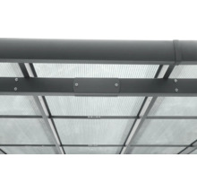 Detailopname van het transparante dak met grijze frameconstructie van een terrasoverkapping