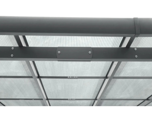Detailopname van het transparante dak met grijze frameconstructie van een terrasoverkapping