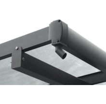 Detail van een terrasoverkapping met regenpijp en transparant dak