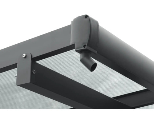 Detail van een terrasoverkapping met regenpijp en transparant dak