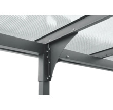 Detail van een metalen terrasoverkapping met transparante panelen