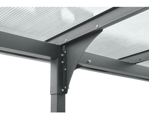 Detail van een metalen terrasoverkapping met transparante panelen