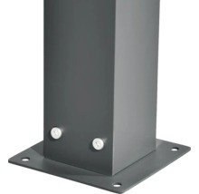 Detailopname van een grijze terrasoverkapping met bevestigingsschroeven en montageplaat