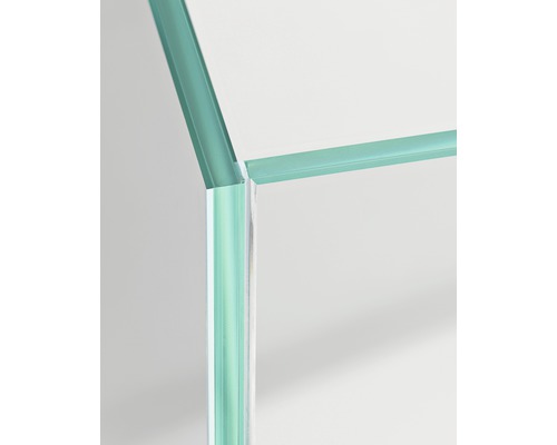 Detailopname van een glasplaat met randafwerking