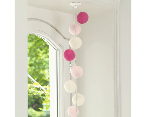 Katoenen bolletjesslinger met verschillende kleuren binnenshuis