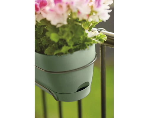 Kunststof bloembak met beugel op de reling